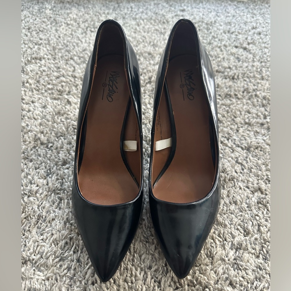 Black Pumps